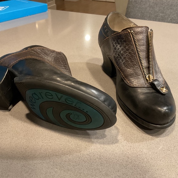 John Fluevog shoe. Size W8. Black. - Picture 2 of 3